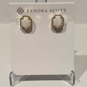 Kendra Scott LOGAN Stud Earrings Gold/Ivory Pearl NWOT Discontinued/Rare